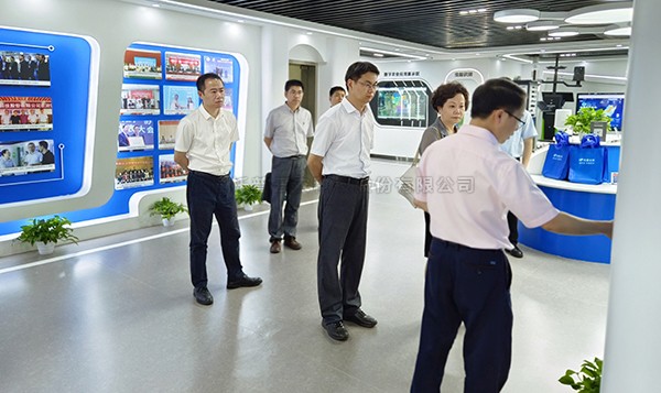 浙江省科技廳副廳長(zhǎng)吳卿、臺(tái)盟省委會(huì)主委陳清莉一行赴托普云農(nóng)調(diào)研考察