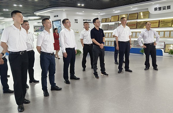 德陽市人大常委會(huì)副主任楊芳清、中江縣委書記杜尚武率考察組赴托普云農(nóng)考察調(diào)研