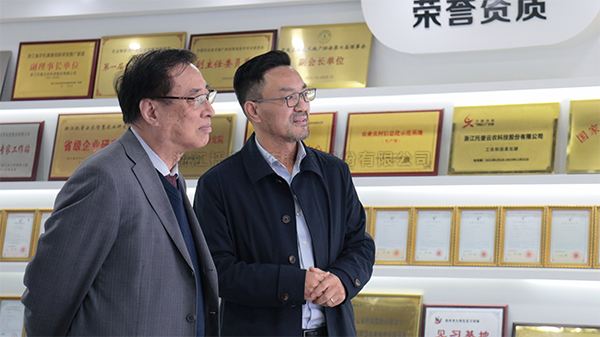 中國(guó)農(nóng)業(yè)科學(xué)院原院長(zhǎng)、中國(guó)農(nóng)業(yè)國(guó)際合作促進(jìn)會(huì)名譽(yù)會(huì)長(zhǎng)翟虎渠蒞臨托普云農(nóng)考察指導(dǎo)