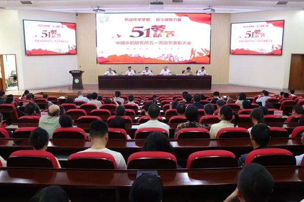 托普云農董事長陳渝陽為青年科學家頒發(fā)“托普數(shù)字農業(yè)創(chuàng)新獎”