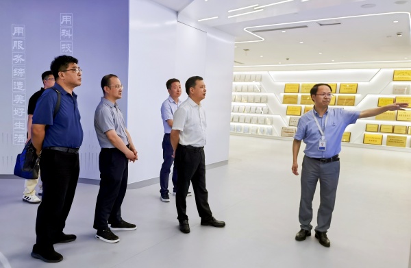 拱墅區(qū)人大常委會黨組書記、主任鮑一飛帶隊走訪托普云農(nóng)
