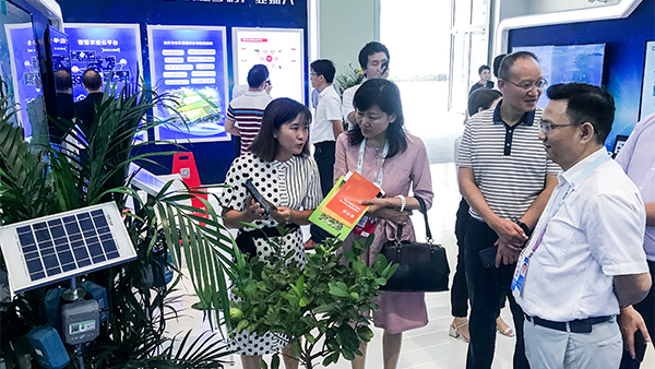 重慶市農(nóng)委信息中心主任賀德華（右一）、副主任柯南（右二）