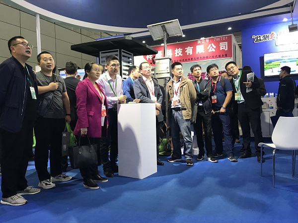 江西省植保植檢局局長(zhǎng)鐘玲、副局長(zhǎng)宋建輝觀摩數(shù)據(jù)平臺(tái)