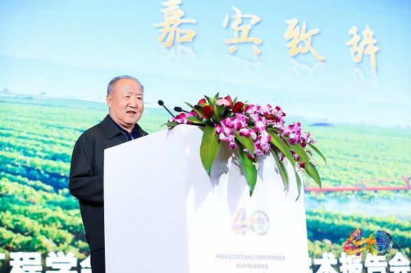 農(nóng)業(yè)部原常務(wù)副部長(zhǎng)、中國(guó)農(nóng)業(yè)工程學(xué)會(huì)第五屆理事長(zhǎng)劉成果