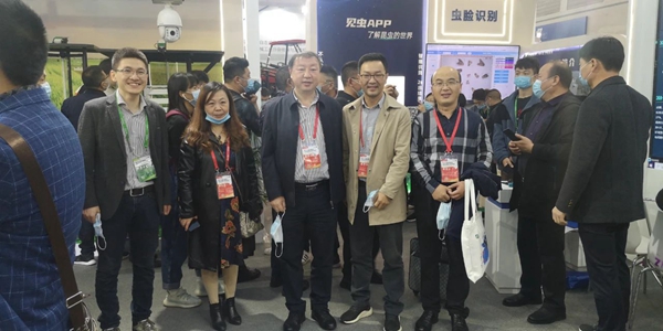 西藏農(nóng)業(yè)技術(shù)推廣服務(wù)中心陳俐站長(zhǎng)（左二）、山西植保植檢總站楊軍站長(zhǎng)（左三）和張武云副站長(zhǎng)（右一）一行蒞臨托普云農(nóng)展位