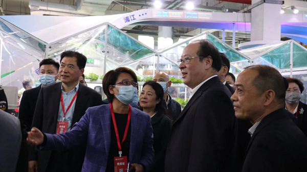 浦江縣虞紅梅副縣長向浙江省彭佳學副省長、農(nóng)業(yè)農(nóng)村廳唐冬壽副廳長等領導一行介紹“超級農(nóng)場”