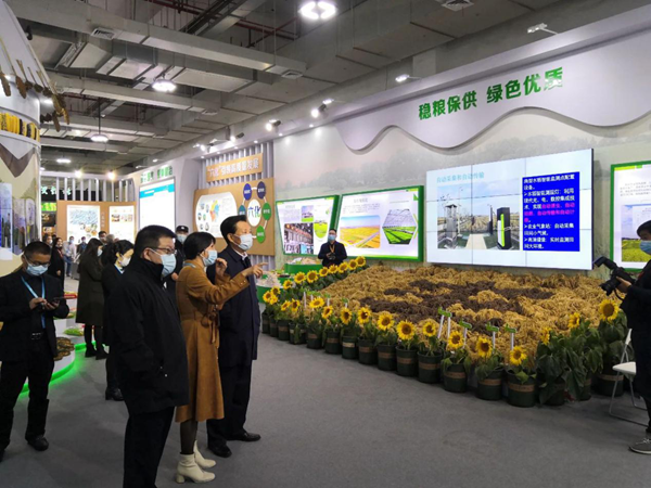 第十三屆全國人民代表大會華僑委員會委員王輝忠、浙江省農(nóng)業(yè)農(nóng)村廳廳長王通林等領導一行聽取“生產(chǎn)科技化”建設情況