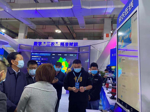 第十三屆全國人民代表大會華僑委員會委員王輝忠、浙江農(nóng)業(yè)農(nóng)村廳廳長王通林一行聽取“親農(nóng)在線”相關匯報