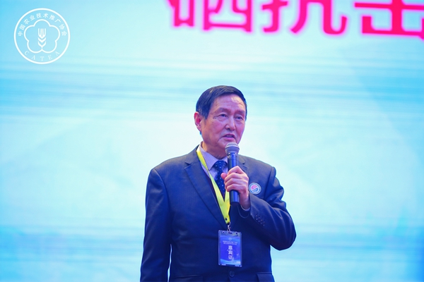 西安交通大學(xué)公共醫(yī)學(xué)院教授、國家衛(wèi)健委國家地方病重點(diǎn)實(shí)驗(yàn)室主任王治倫作“硒與人體健康”的報(bào)告