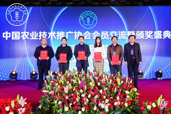 牛伯濤副會長為第九屆中國農(nóng)業(yè)推廣征文獲獎(jiǎng)?wù)哳C發(fā)證書