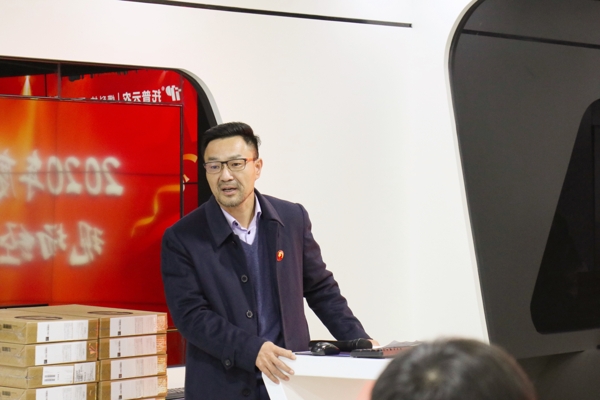 【2】陳渝陽(yáng)董事長(zhǎng)與伙伴們進(jìn)行分享。.JPG