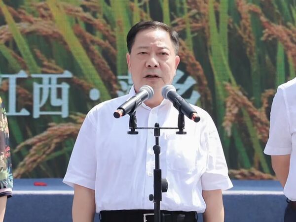 江西省政府黨組副書記、副省長殷美根宣布開幕